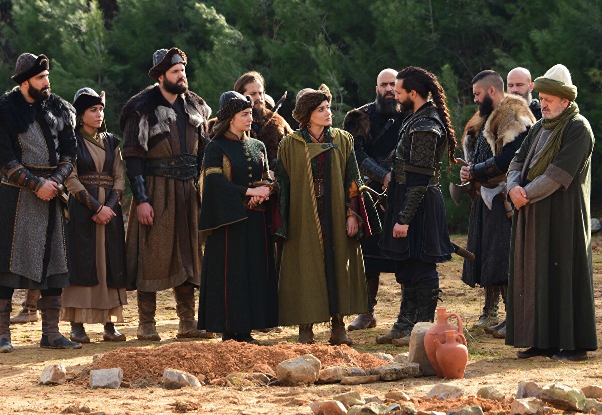 Melikşah ve Sencer türlü tehlikeler ile mücadele ederken en büyük destekçileri Nizamülmülk gibi liyakatli devlet adamları, Gazalî gibi alimler, Ömer Hayyam gibi bilim adamları, Yusuf Hamedani gibi irfan sahibi kişiler olacaktır. Diğer tarafta Karahanlı hanedanından gelen asil soylu Terken, Melikşah’ın hatunu olmanın verdiğii güçle devlete hâkim olmak istiyordur. Fakat onun bu ihtiraslarının karşısında devletin Baş Hatunu olan Melikşah’ın anası Seferiye, Melikşah’ın oğlu Tapar’ın Hatunu olan Gevher ve saraya gelişiyle dengeleri değiştirecek olan asil Türkmen kızı Elçin olacaktır. Selçukluyu yıkmaya yeminli Hasan Sabbah, devlete hâkim olmak isteyen Terken’in kurduğu tehlikeli entrikalar ve hepsinin ortasında amansız bir mücadeleye giren Sencer’in Turna ile yaşayacağı fırtınalı aşk…