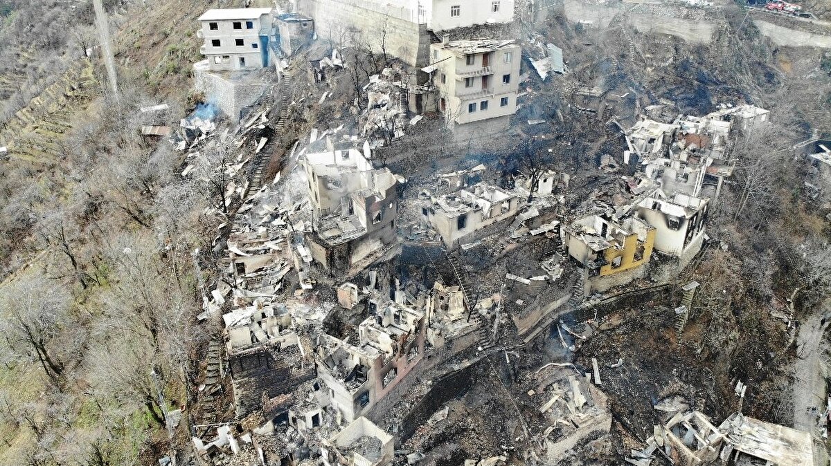 Köyde meydana gelen yangında 30’a yakın büyükbaş hayvan telef olurken çok sayıda hayvan ise vatandaşlar tarafından kurtarıldı. Bazı hayvanlar yaralı olduğu gözlenirken ilçede faaliyetlerini sürdüren veteriner hekimler Burak Özer ve Ömer Faruk Yavuz gönüllü olarak yangın bölgesindeki yaralı hayvanları müdahale ettiler.
