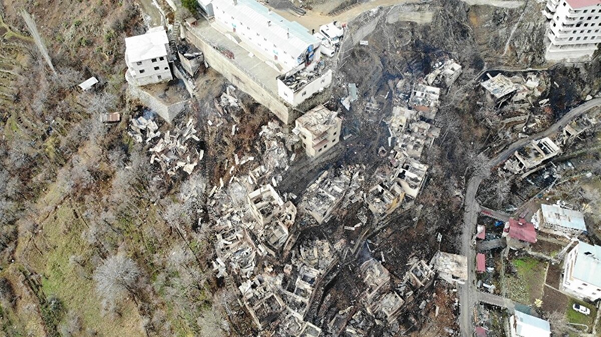 Öte yandan Dereiçi köyü geçmişte de 2 kez daha büyük yangına sahne oldu. Aynı köyde 1997 yılında çıkan yangında neredeyse köyün tamamı yanarken, 2014 yılı Ağustos ayında da aynı köye bağlı Terat Mezrasında yangın çıkmış, 11 ev, 28 ahır ve samanlık ile 4 büyükbaş hayvanın yanarak telef olmuştu.
