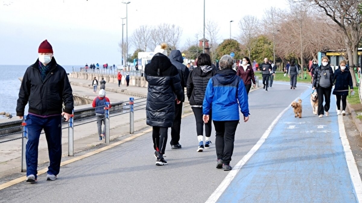 Avrupa Yakası'nın Avcılar ve Beylikdüzü ilçelerinde, kısıtlamanın uygulandığı günlere göre hareketlilik yaşandığı görüldü. Sabah saatlerinde sahile gelen bazı vatandaşlar spor yaparken, bazıları ise evcil hayvanlarını gezdirdi. Az sayıda kişinin ise marketlerde alışveriş yaptığı gözlendi.