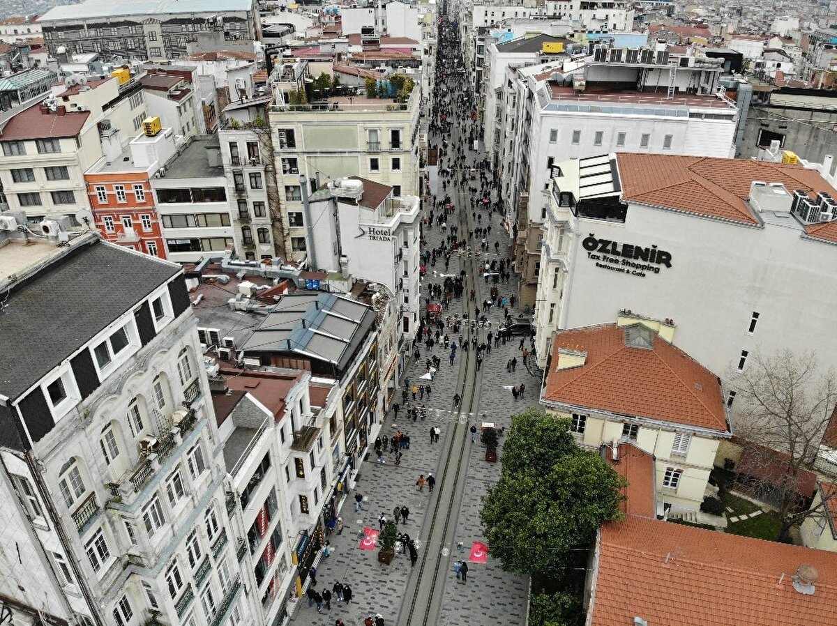 Vatandaşlar, bu bölgelerde bulunan kafe ve restoranlarda vakit geçirirken, esnaf da işlerin yoğunluğundan duyduğu memnuniyeti dile getirdi.