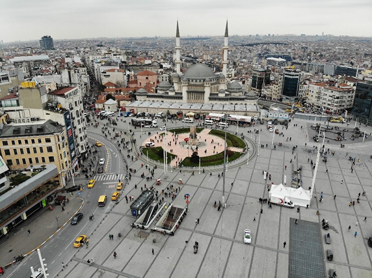 İstanbul Büyükşehir Belediyesi Trafik Yoğunluk Haritası'na göre, saat 10.45 itibarıyla trafik yoğunluğu yüzde 38 olarak kaydedildi. Sabah saatlerinde Anadolu Yakası'nda D100 karayolunun her iki yönünde de trafiğin akıcı olduğu gözlendi. Caddebostan sahilinde yoğunluk oluşturan vatandaşlar yürüyüş, spor ve piknik yaptı.

