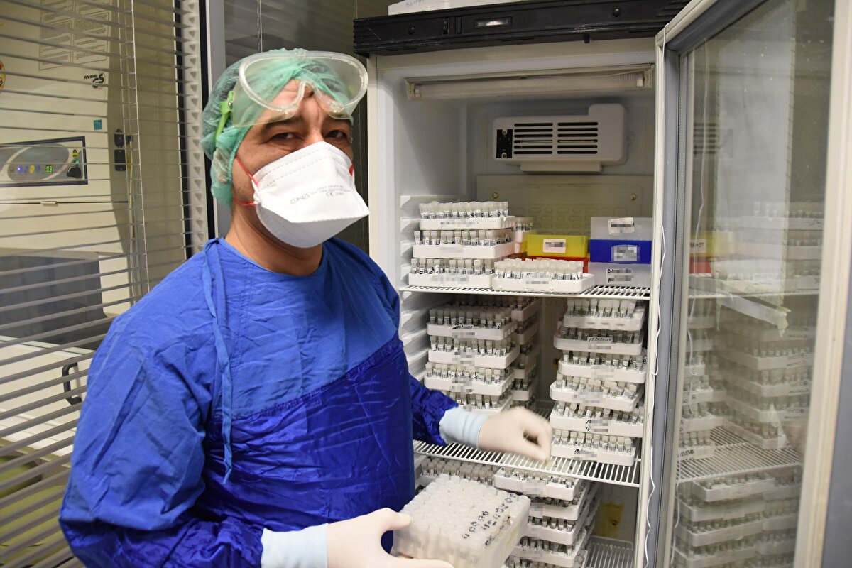 Yunus Emre Devlet Hastanesi Mikrobiyoloji Uzmanı Dr. Gökhan Doğandemir, her gün hastalarda alınan numunelerin laboratuvara PCR testi için getirildiğini, aynı merkezde artık mutasyon testi de yaptıklarını söyledi.
