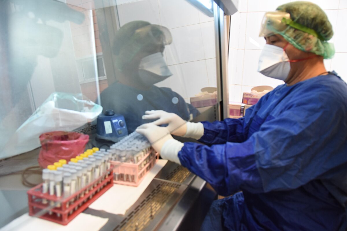 PCR testleri pozitif çıkan vakalarda eşik (CT) değeri düşük olanlar ya da yurt dışı bağlantısı olanlarda mutasyon şüphesi oluşurken, vakalardan alınan sürüntüler, laboratuvarda inceleniyor. Özel cihazlarda yapılan inceleme ile vakaların mutasyonlu olup olmadığı 40 dakikada tespit ediliyor.
