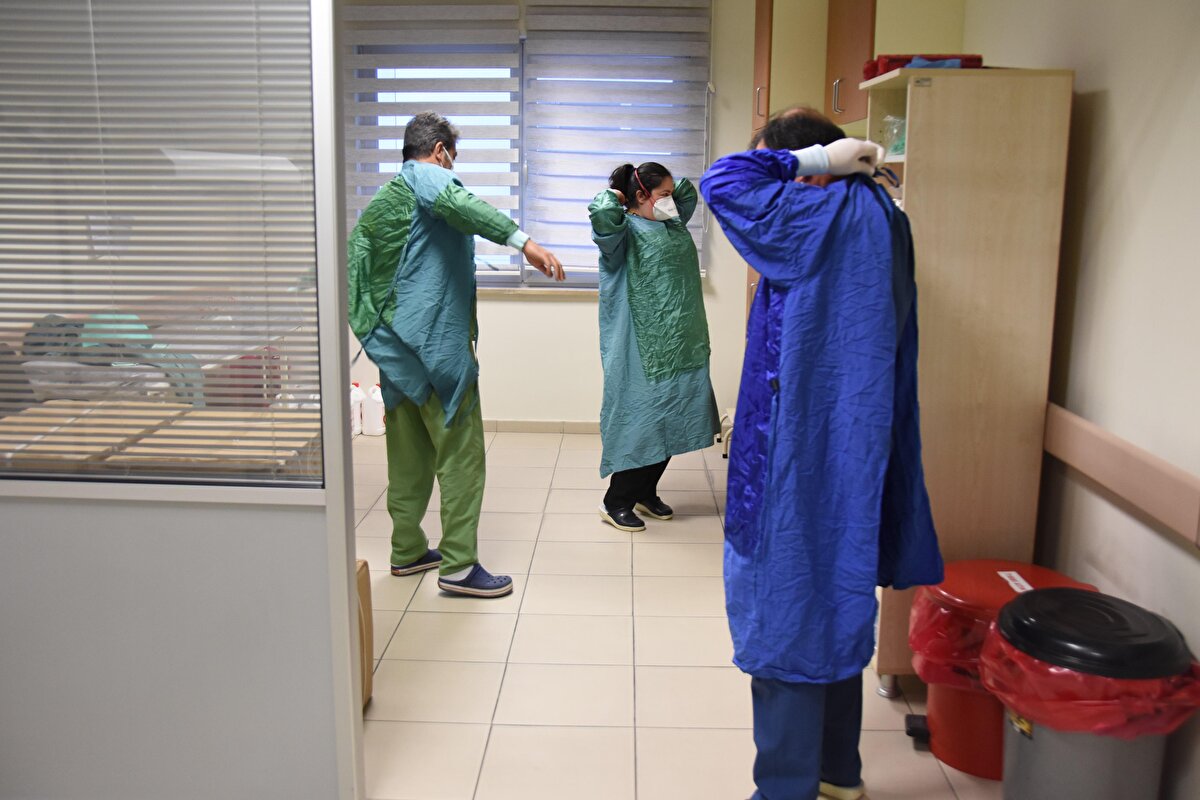 PCR ve mutasyon testi yapılan alanlarda daha çok dikkat ettiklerini ifade eden Mamur, “Burada PCR testleri ve aynı anda mutasyon testleri çalışılmakta. Arkadaşlarımız 24 saat nöbet usulüne göre burada hizmet vermektedirler. Kovid laboratuvarına girerken öncelikle koruyucu ekipmanlarını giymeleri gerekiyor. Tulumlarından maskelerine, gözlüklerinden eldivenlerine kadar bu şekilde giyinerek içeriye giriyorlar. İçeride ortalama 2 saat kadar süre harcıyorlar. Bu süre içerisinde o ekipmanları ile testlere çalışıyorlar. O ekipmanlarla çalışmak pek kolay değil. Vaka sayılarındaki artışlar, laboratuvara gelen numune sayılarından da fark ediliyor zaten. Bazı kısıtlamalar kalktı ama Covid süreci devam ediyor. Bu, insanlarda rehavete sebep olmasın, tedbiri hiçbir zaman elden bırakmayalım. Maskemizi kullanalım ve sosyal mesafemizi her zaman korumaya çalışalım” dedi.
