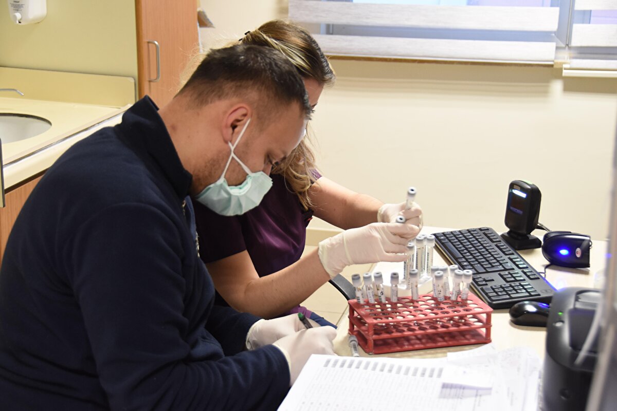 Tüm gün PCR corona virüs testleri için çalışırken bir yandan da şüpheli değerde olanlarla ilgili mutasyon çalışması da yaptıklarını ifade eden Doğandemir, “Biriktirdiğimiz mutasyon çalışmasını günde bir defa yapıyoruz. Mutasyon çalışması da yine PCR yöntemi ile yapılıyor fakat değerlendirmesi, prosedürü daha farklı. Değerlendirme sonucunda İngiltere mutasyonu olanların tanısını doğrudan koyabiliyoruz. Fakat Afrika, Brezilya ya da diğer varyantlar varsa bunlara sadece şüpheli gözü ile bakabiliyoruz. Doğrulama için Ankara Halk Sağlığı Kurumu'na gönderiyoruz. Mutasyonu sürekli çalışamıyoruz, bir gün boyunca biriktiriyoruz. Mesela buraya günde 1000- 2000 adet PCR numunesi geliyorsa, ertesi güne bunlardan 40- 50 tanesini değerlerine göre mutasyon çalışması için ayırıyoruz. Günde bir defa sabahları mutasyon çalışmasını yapıyoruz. Sonuçları da sisteme girip raporluyoruz. Cihazla yapılan mutasyon çalışması yaklaşık 40 dakika sürüyor” dedi.
