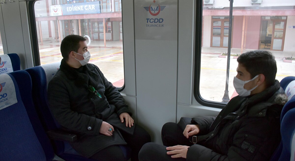 Tren ile ilk defa seyahat edeceğini söyleyen Trakya Üniversitesi Mimarlık Fakültesi öğrencisi Ahmet Şamil Bayar, "İlk defa tren yolculuğu yapacağım. Bu nedenle çok heyecanlıyım. Ekonomik olduğu için seçtim. Süre farkı da pek yok, yaklaşık yarım saat daha uzun. Bu da sorun değil" dedi.
