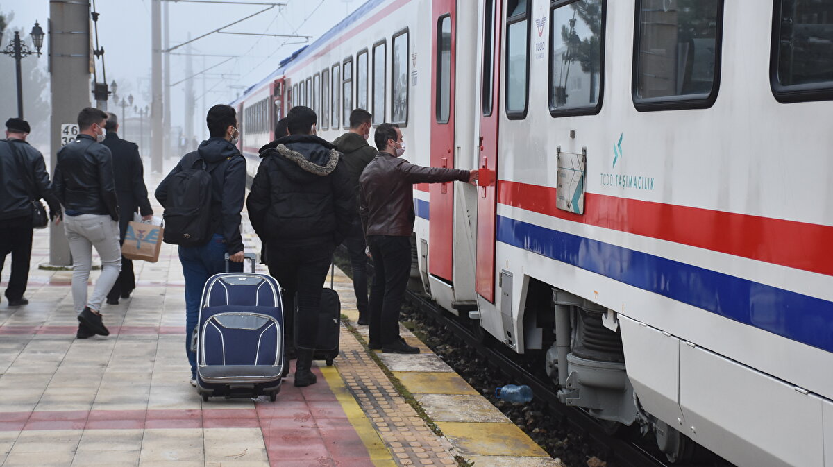 Koronavirüs salgını nedeniyle geçtiğimiz yıl Mart ayında ülke genelinde seferlerini durduran trenler, kontrollü normalleşme kapsamında bugün yeniden sefer yapmaya başladı. 12701sefer sayılı Kapıkule-Halkalı seferini yapan yolcu treni de bu sabah saat 07.25'de Kapıkule Garı'ndan kalkarak, 07.48'de yolcularını almak için Edirne Garı'na geldi. Gardaki 6 yolcu, trene HES kodu sorgulaması yapılıp, ateşleri ölçülerek alındı.
