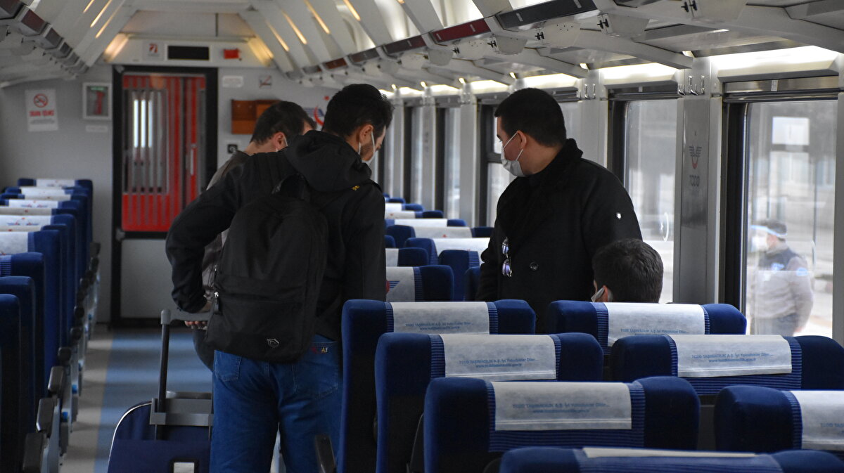 Üniversiteli Furkan Dal da "Benim en çok tercih ettiğim tren oluyor. Görevli arkadaşlarımız HES kodlarımızı aldıktan sonra maske kontrolü yaptı. Daha sonra ateşimizi ölçerek bizi bekleme salonuna aldılar" diye konuıştu.
