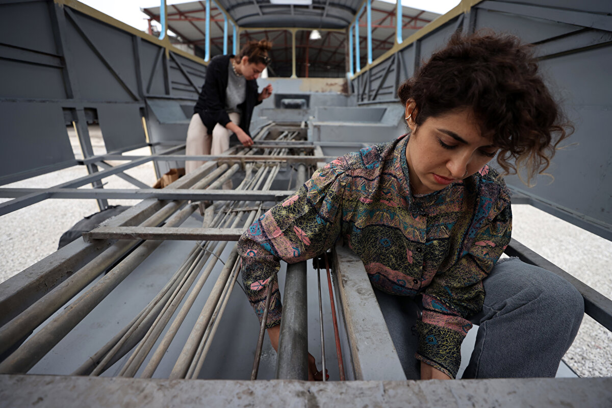 Otobüs karavan için çok sade, minimal ve bohem bir tasarım anlayışını benimsediklerini dile getiren Şen, şu bilgileri paylaştı:

"İçeride olabildiğince açık tonlar, bej ve ahşap kullanmaya çalıştık. Yerleşim planını camlara göre, modüler sistemle ve lineer bir şekilde tasarladık. Ortada büyük ve geniş bir holü var, rahatça hareket edilebilmesi için. Arkadaşları geldiğinde bazı sistemler sayesinde kendine güzel bir alan oluşturup onlarla keyifli vakit geçirebileceği bir ortam var. Esra, pasta yapmayı çok seviyor. O yüzden büyük hazırlama alanları yapacağız"

