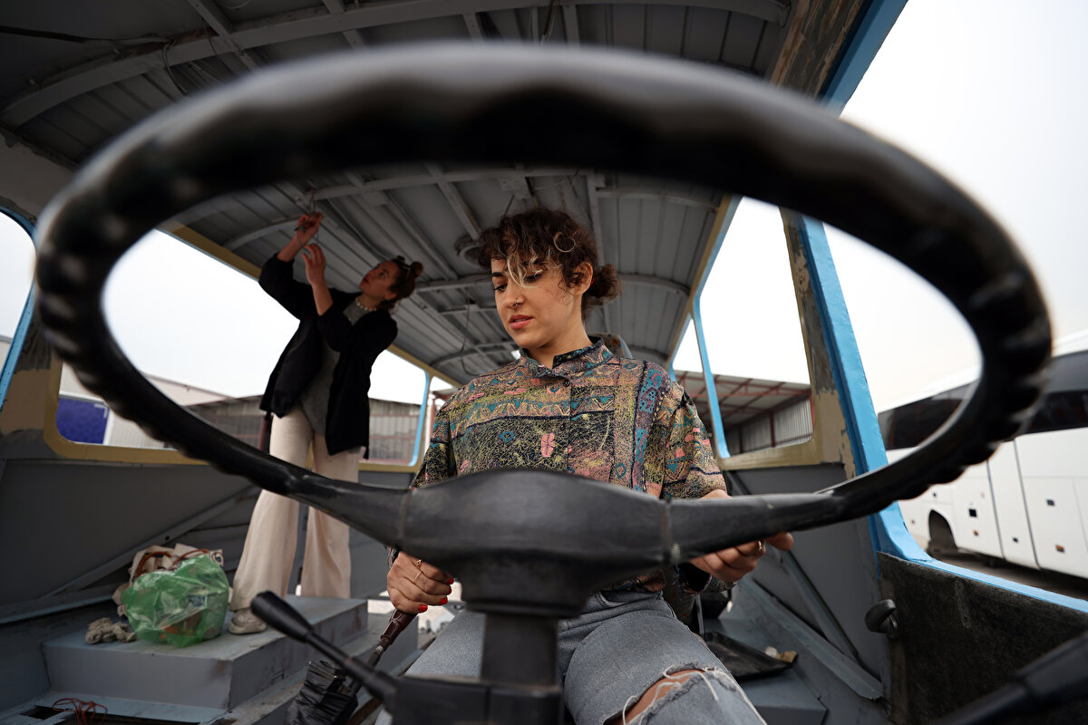 İç mimar İlayda Şen de otobüsün dönüşüm projesinde yer almaktan heyecan duyduğunu söyledi.

Proje için öncelikle beyin fırtınası yaptıklarına değinen Şen, "Elimizde hazır bir proje var ama halen eklenip çıkarılabilir şeyler yapıyoruz. Sonuçta o, burada yaşayacak ve burası onun için bir ev, yuva olacak. Onun için her gün çalışıyoruz" ifadelerini kullandı.