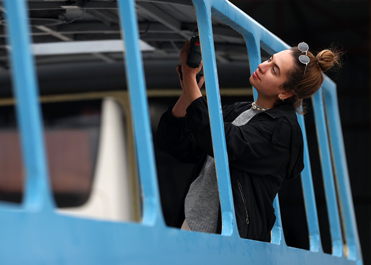 Otobüsün karavana giden yolculuğunda Bursa'da birkaç haftalık işlerinin kaldığını ifade eden Alkan, şunları kaydetti:

"Otobüsün bir sürü işi bitmiş sayılır. Camlarını değiştireceğiz. Bir kapı kolu ayarlayacağız. Geri kalan kısmını İzmir'de devam ettireceğiz. İç tasarımını hemen hemen yaptık. Daha sonra elektrik tesisat döşemesi, izolasyon, kaplama, koltuklar, teras ve otobüsümüz bitecek. Yola çıkmayı ve direksiyon sallamayı gerçekten heyecanla bekliyorum. Güzel projelerim var. Sadece içinde yatıp uyumayacağım, hem yol alacağım hem de güzel etkinliklere ev sahipliği yapmak istiyorum"