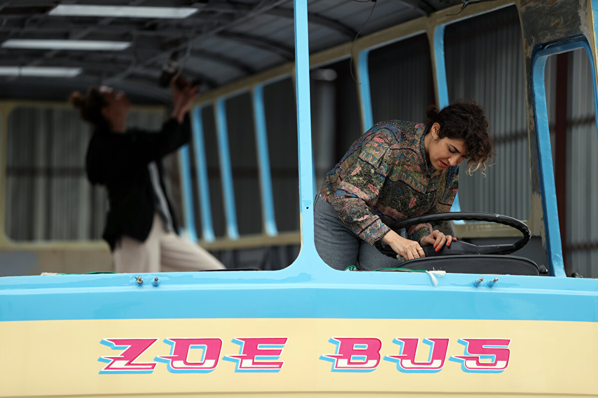 Esra Alkan, vakit buldukça haftanın 3 günü İzmir'de dükkanında tatlıları yaptığını, muhasebeyi ve çalışma düzenini ayarladığını bildirdi.

Bu otobüsten önce hiç aracının olmadığını ifade eden Alkan, "Kullanmayı bilmiyorum ama bir erkek kullandığında da onu sırtına alıp taşımadığı, bunu beyin yönettiği için öğrenip kullanabileceğimi düşünüyorum" dedi.