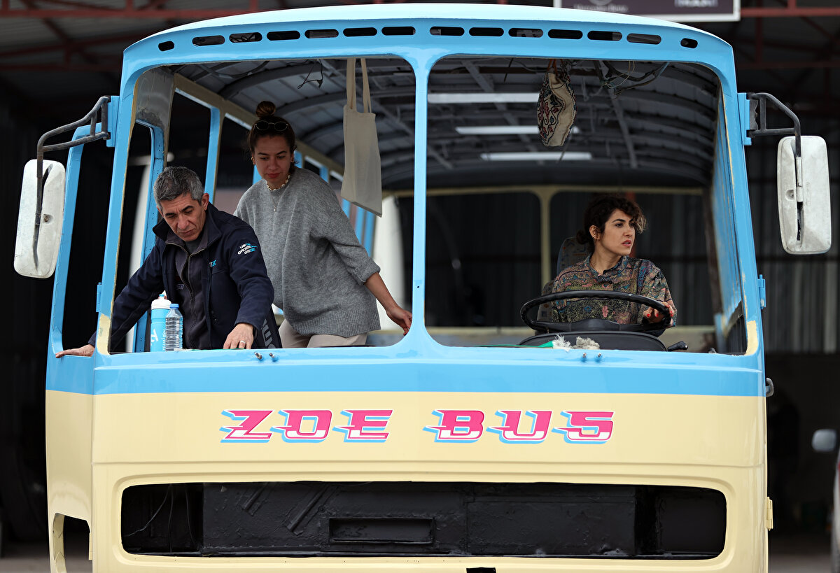 İzmir'de yaşayan Esra Alkan, Samsun'dan satın aldığı 1976 model otobüsü Bursa'da bir firma aracılığıyla karavana çeviriyor.

Gezme tutkusunu uzun yıllar sırt çantasıyla ve bisikletle seyahat ederek sürdüren Alkan, bu kez 44 bin liraya aldığı nostaljik otobüsü karavana dönüştürerek gezmenin hayalini kuruyor.