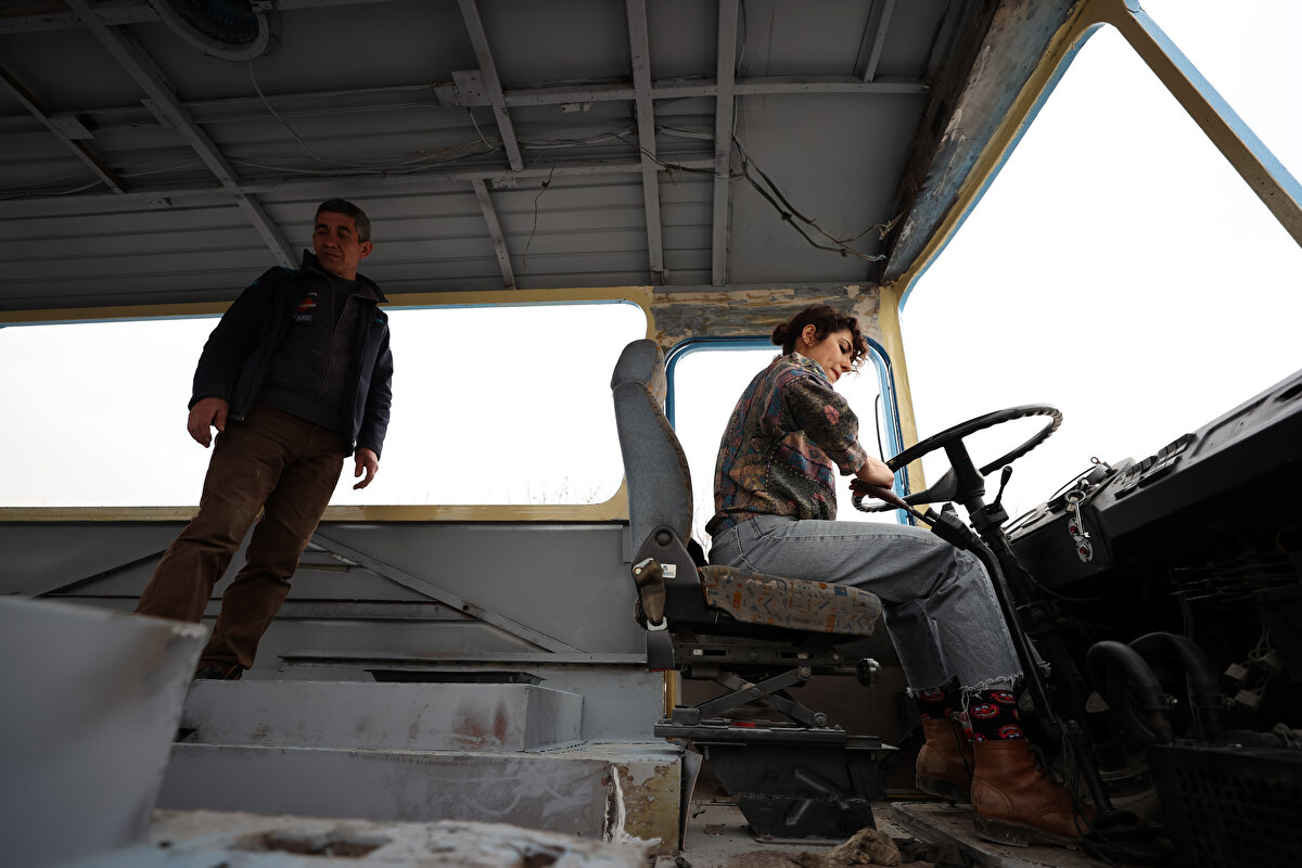 Ayrı mutfak, salon ve yatak odası olan geniş bir karavan hayal ettiğini belirten Alkan, sözlerini şöyle sürdürdü:

"Eski şeyleri çok severim. O yüzden güzel, ruhu olan bir otobüs aldım. Şimdi Bursa'dayız. Burada güzel insanlar ve esnafla karşılaştık. Otobüsü aldık, komple dışını soyduk. İçinin profillerinin çok çürük ve dış saclarının çürümüş olduğunu fark ettik. Ne kadar büyük bir işe başladığımı sonradan fark ettim aslında. Son paramla almıştım bu otobüsü. Biraz zorlu bir süreç başladı ama şansım yaver gitti, güzel insanlarla tanıştım. Buranın esnafı çok güzel insanlar. İç profillerinin bozuk yerlerini kestik. Dış saclarını yeniledik. Mekanik aksamı sıfırdan elden geçirdik. Otobüsü komple boyadık. Samsun'da nem ve deniz kenarında olduğu için büyük bir çürüme oluşmuş ama şu an gerçekten sıfır bir araç oldu. Şasi ve tavan sacından başka her yeri çürüktü. Komple yeniledik"