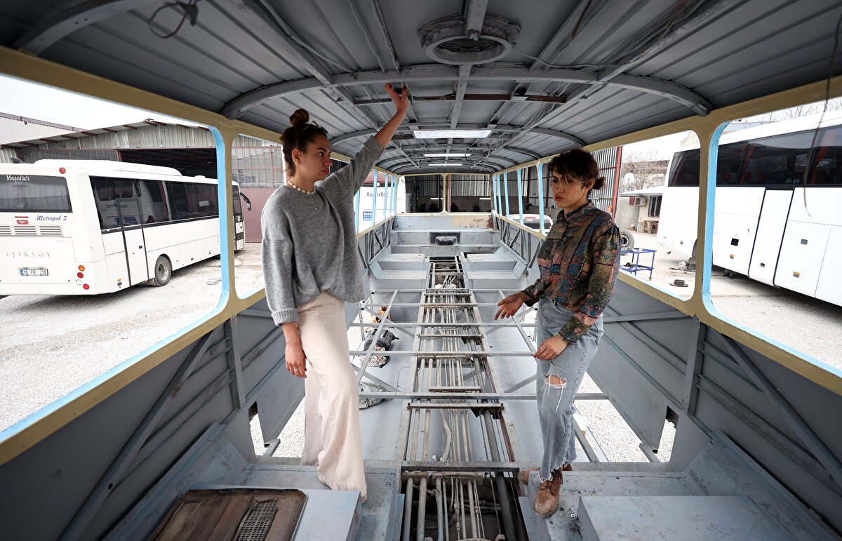 Bursa'daki karoser firmalarında ustalarla çalışan Alkan, otobüsün dönüşüm hikayesine ilişkin çektiği videoları sosyal medya hesaplarından yayımlıyor.

Yaz aylarında karavana dönüşümü tamamlanacak otobüste direksiyon sallamayı heyecanla bekleyen Alkan, otobüste çeşitli etkinlikler de yapmayı planlıyor.