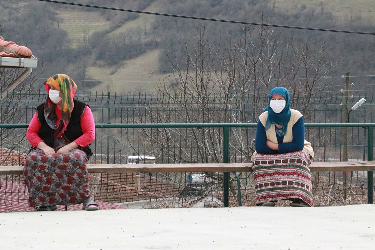 70 hanede 334 kişinin yaşadığı mahallede 6 aydır vaka görülmedi. Maske, mesafe ve temizlik kurallarına herkesin uyduğu mahallede, ev ziyaretleri rafa kaldırıldı. Tedbirlere dikkat çekmek için her gün cami hoparlöründen uyarı anonsları yapılıyor, çocukların bile top oynarken maske taktığı mahallede sosyal mesafe kurallarına da özen gösteriliyor.