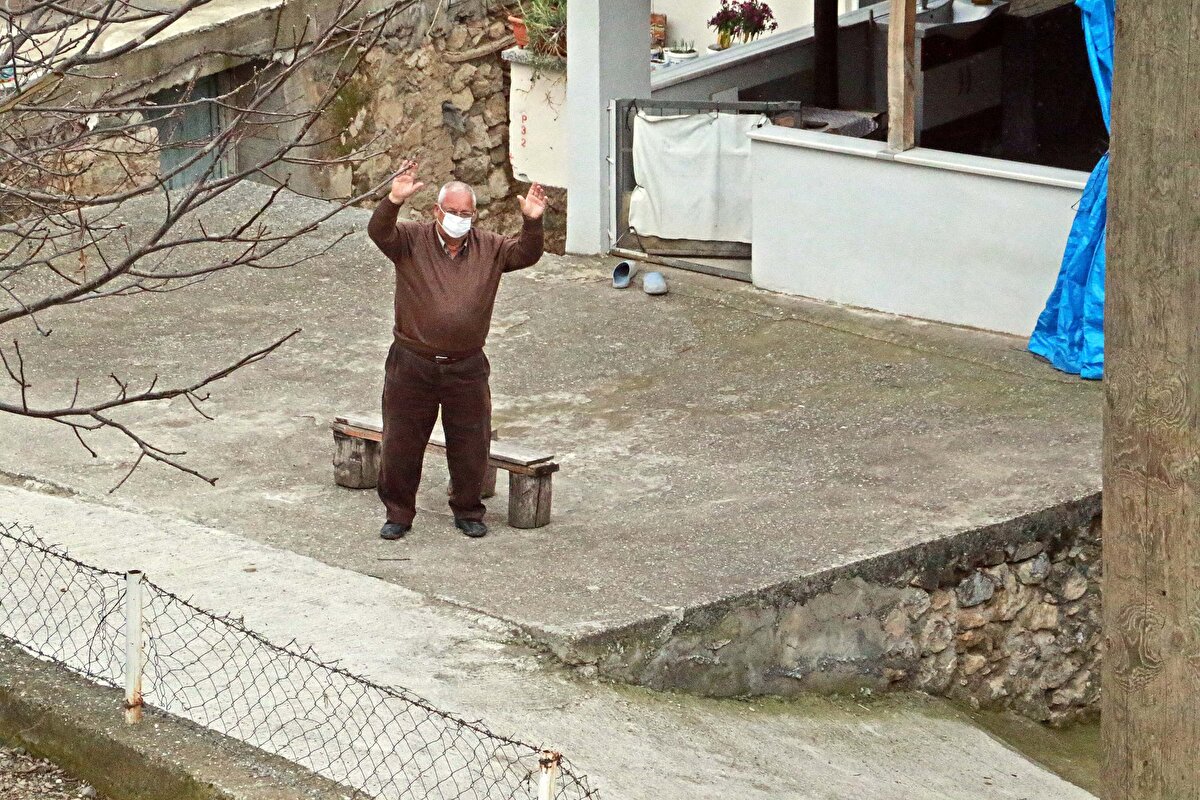 Tüm kurallara uyduklarını ifade eden Asar Mahallesi Muhtarı Selami Önder, “Corona virüs ilk çıktığında mahallemizde 11 kişide vaka çıktı. Daha sonra önlemleri artırdık, maske, sosyal mesafe kurallarına önem veriyoruz. Aile ziyaretlerini, misafirlikleri, toplu yapılan mevlitleri, düğünleri rafa kaldırdık. Sıkı önlemler aldık, bu önlemleri aldığımızdan beri mahallemizde 6 aydır bir vaka görülmedi. Her ezandan sonra hocamız, maske, mesafe ve temizlik konusunda hoparlörden uyarı yapıyor. Mahallelimiz de kurallara uyuyor. Dışarıdan gelen vatandaşlara karşı daha dikkatli oluyoruz, kendilerinden uzak duruyoruz. Komşuluk ilişkilerimiz de değişti, birbirimize gitmediğimiz için telefonla konuşuyoruz, yakın mesafeli ziyaretlerden uzak duruyoruz” dedi.