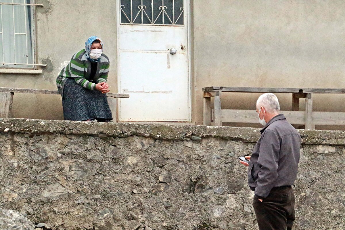 Herkesin kurallara uyması gerektiğini ifade eden Muhammet Şimşek (50), “Şu anda kardeş kardeşe bile gitmiyor. Herkes kendi evinde telefonla hal hatır soruyor, mahalleli mesafeli bir şekilde haberleşiyor, sohbet ediyor. Samsun, gerçekten bizi üzüyor. Vatandaşımızın duyarlı olması gerekiyor. Herkesin kurallara uyması lazım, devletin de yapacağı bir şey yok, herkesin dikkatli davranması gerekiyor” diye konuştu.