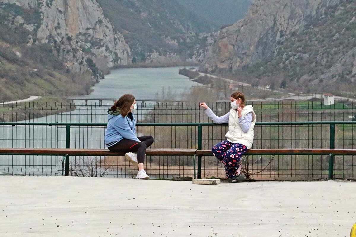 Herkesin kurallara uyduğunu ifade eden Pınar Şahin (15), “Arkadaşlarımızla otururken, maskemizi takıyoruz ve sosyal mesafeye dikkat ediyoruz. Tüm kurallara dikkat ederek oyun oynuyoruz, sohbet ediyoruz” ifadelerini kullandı.