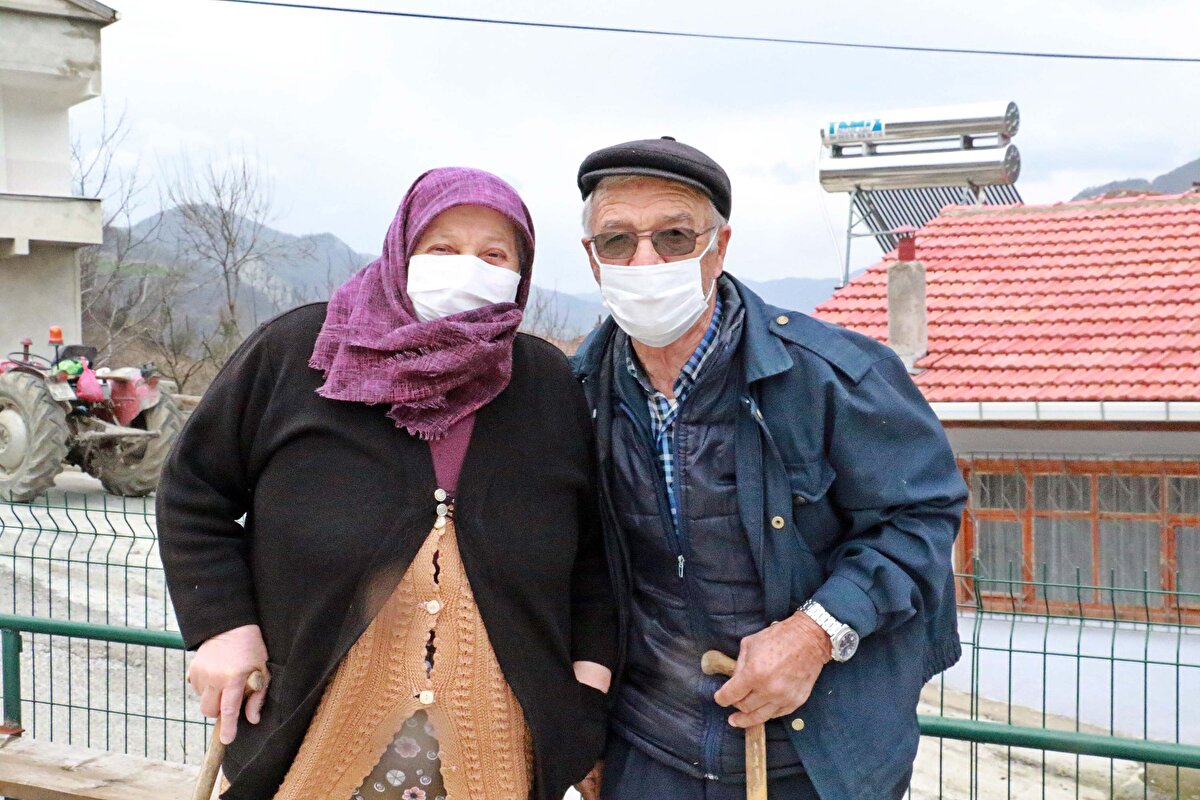 Mahalle sakinlerinden Yusuf Eser (86), “Çok şükür mahallemizde vaka yok. Komşu komşuya gitmiyor, 1 senedir Bafra merkeze gitmedim. Sonumuz hayırlı olsun, mesafemizi koruyoruz” diye konuştu.