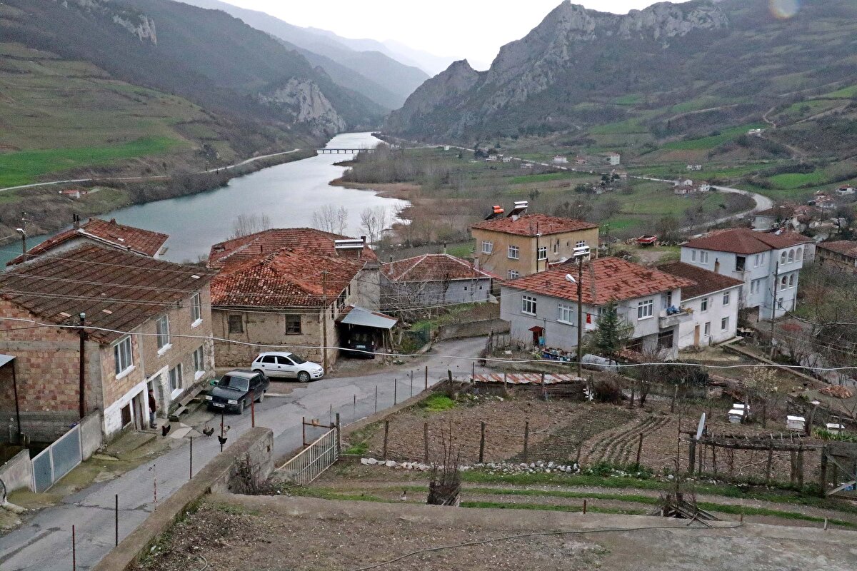 Haftalık verilere göre; Samsun, her 100 bin kişide 508,97 vaka ile ülke genelinde en yüksek vaka sayısına sahip il oldu. 3 haftadır vaka sayısında zirvede olan Samsun’un bazı mahallelerinde ise virüs görülmüyor. O mahallelerden biri de Bafra ilçesine bağlı Asar Mahallesi oldu.
