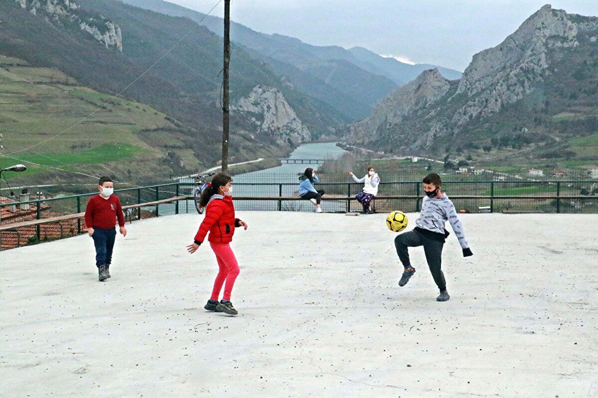 Maske, mesafe ve temizlik kurallarına uyduklarını belirten Elif Nazlı Önder (11), “Köy okulu olduğumuz için okulumuza gittik ama ailemize virüs bulaştırmayalım diye 3-4 kat maske taktık. Bizim mahallemizde virüs yok, zaten mahalle dışında da bir yere gitmiyoruz. Ailemizden bir kişi gidip, alışverişimizi yapıyor. Şu an tarım ve hayvancılık dönemi, bu mevsimlerde köyümüz cıvıl cıvıl olurdu ama yollar, sokaklar bomboş” ifadelerini kullandı.