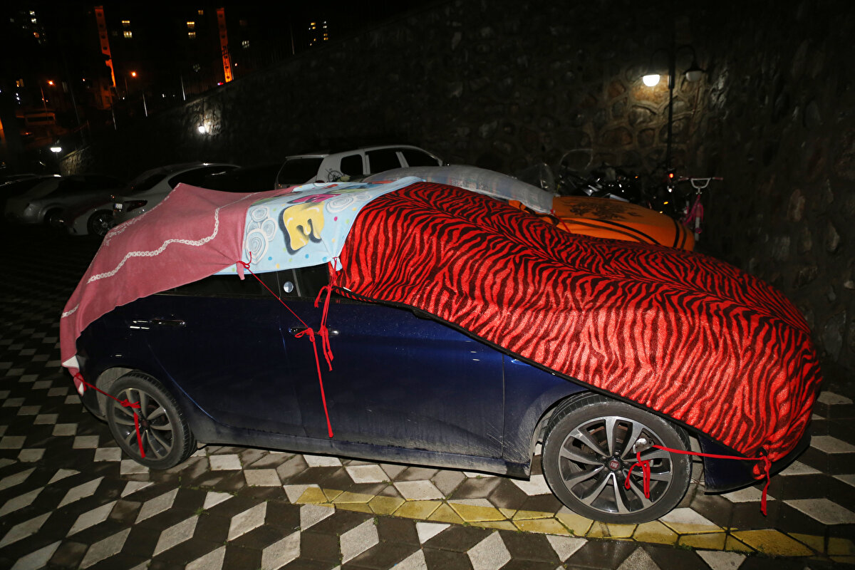 Kısa süren yağış sonrası Altınordu ilçesinde yaşayan vatandaşlar da araçlarını korumaya çalıştı.