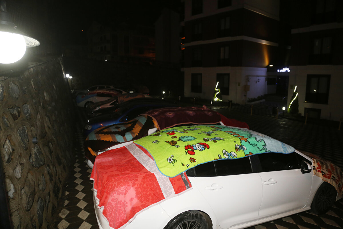 Yağışların öğle saatlerinden sonra yüksek kesimlerde karla karışık yağmur ve kar yağışına dönüşmesi bekleniyor. Kuvvetli yağışların oluşturabileceği ulaşımda aksamalar, su baskını, yüksek kesimlerde zamanla buzlanma gibi olumsuzluklara karşı dikkatli ve tedbirli olunması gerekiyor.