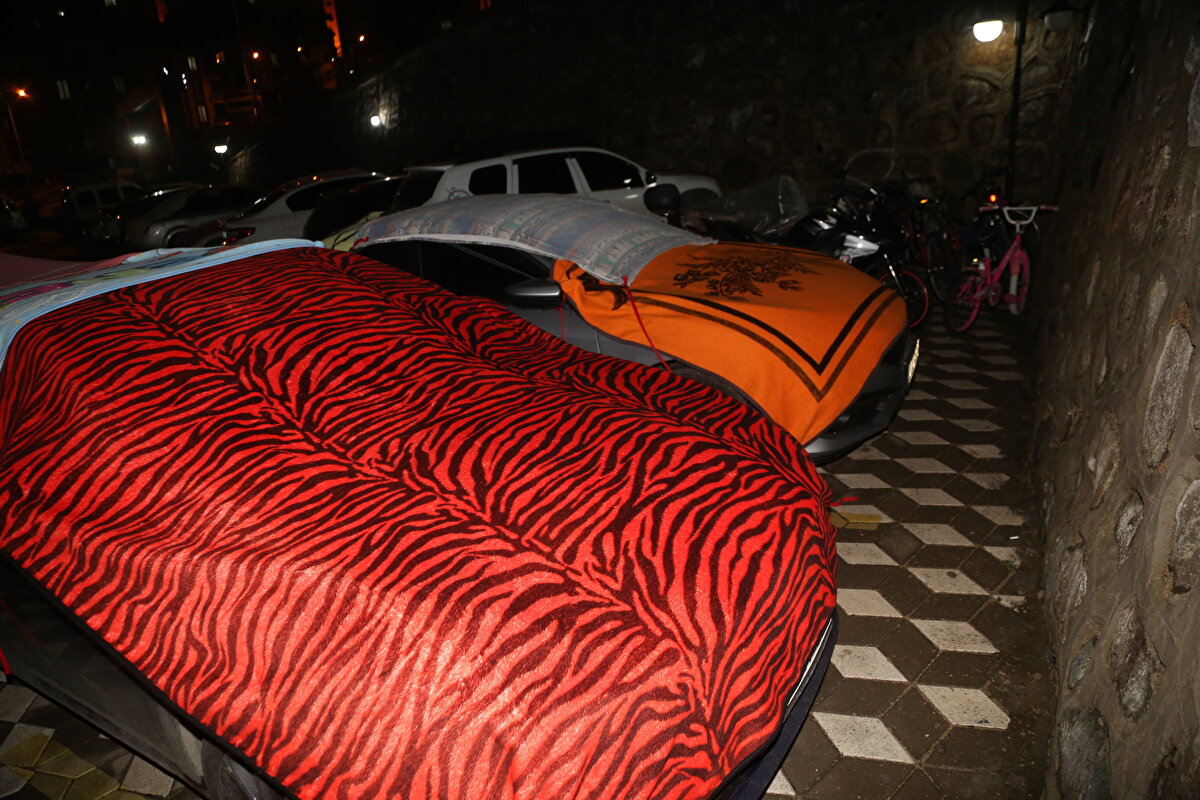 İlçe sakinleri araçlarını battaniye, halı ve balonlu naylon gibi malzemelerle kapatarak önlem aldı.