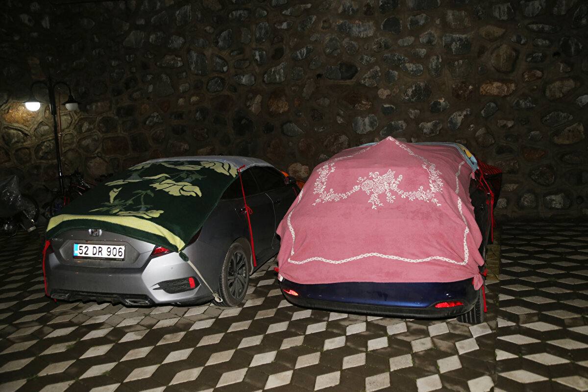 Kentte akşam saatlerinde etkili olan sağanak yerini doluya bıraktı. Fatsa ve Perşembe ilçelerinde etkili olan dolu yağışı, bazı araçlara ve fındık bahçelerine zarar verdi.