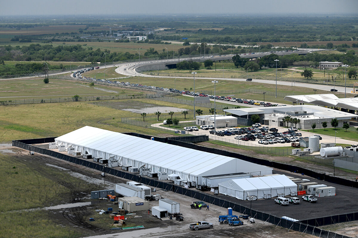 Trump da görevdeyken çocukların bulunduğu sınır tesislerindeki koşullar nedeniyle eleştirilere maruz kalmıştı. Ancak, Trump döneminde kullanılan tesis şimdi tekrar kullanılıyor ve  koronavirüs ile ilgili endişelere rağmen, ABD Hastalık Kontrol ve Önleme Merkezleri (CDC) bu tesislerin yüzde 100 kapasite ile açılması kararını verdi. 