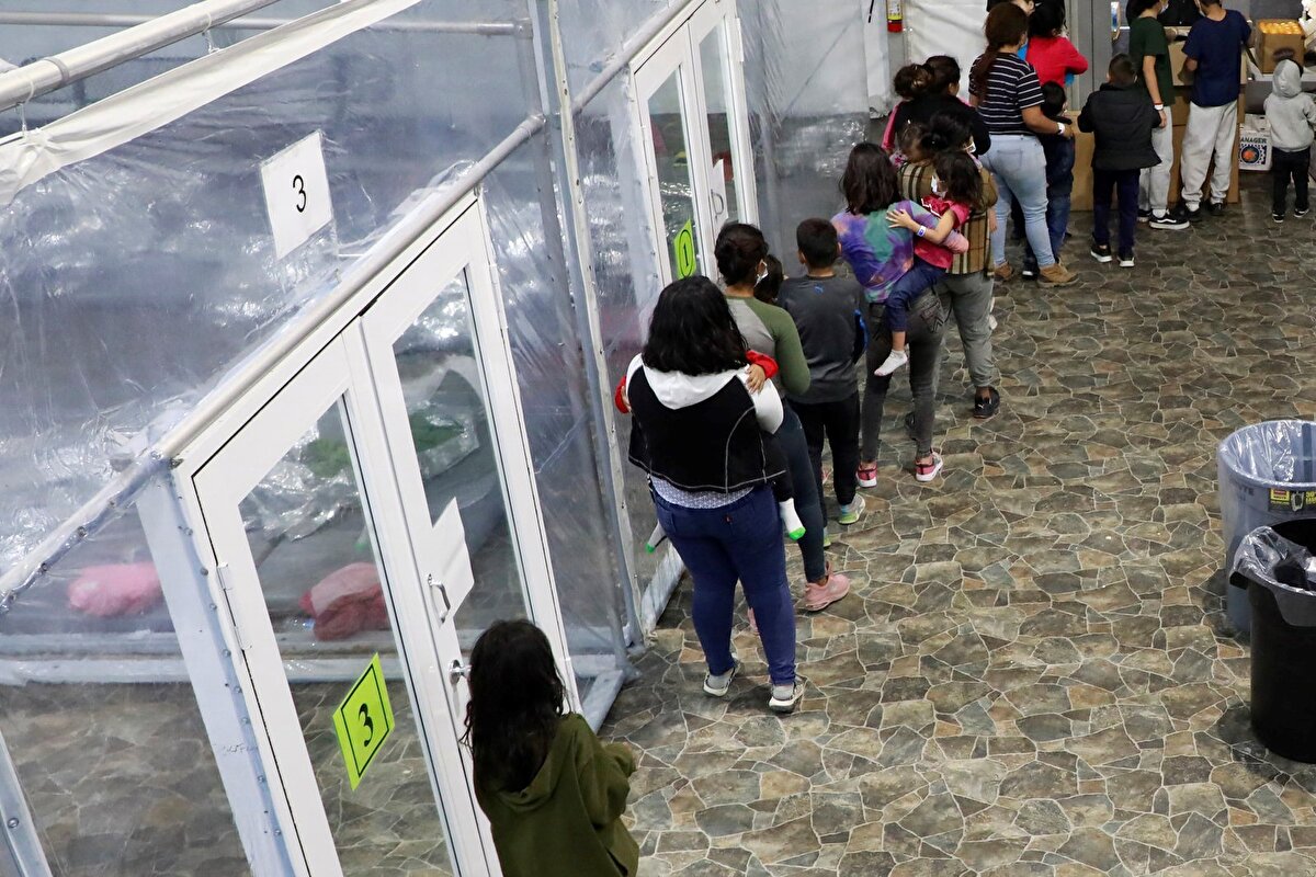 Beyaz Saray Basın Sekreteri Jen Psaki, konuya ilişkin haftanın başında yaptığı açıklamada, hükümetin göçmenlere ve çocuklarına daha fazla olanak sağlamak için önümüzdeki gün ve haftalarda daha fazla yer inşa edileceğini ifade ederek, Öyle yerler düşünün ki, çocuklar sağlık imkanlarına, eğitim olanaklarına hatta hukuki desteğe sahip olabilecekler ifadelerini kullandı. 