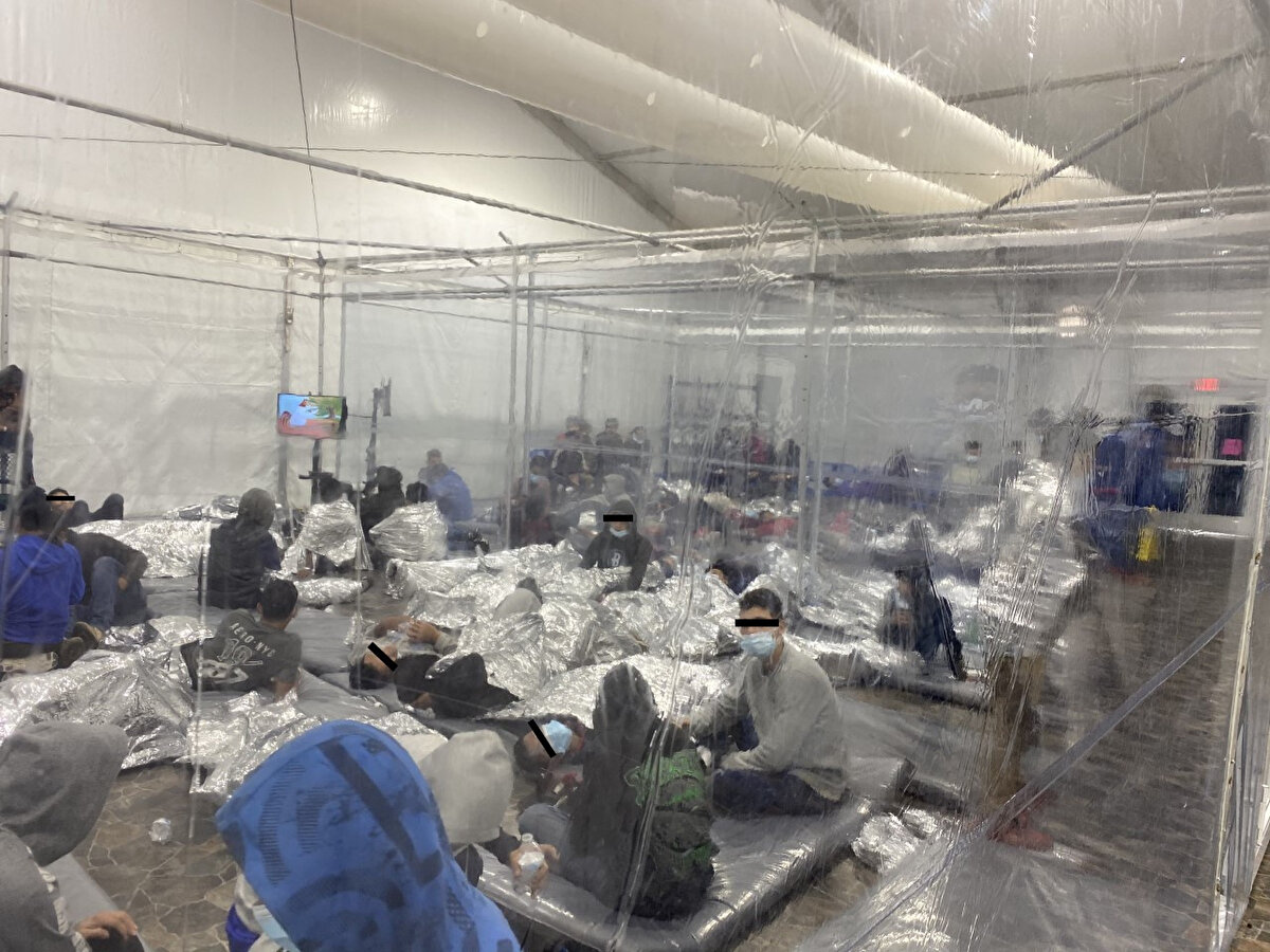 Psaki, Cueller’ın çektiği fotoğraflara ilişkin, Elbetteki bu görüntüler bizim amaçlarımızla uyuşmuyor. Şüphesiz ki bu tip yerler çocukların uzun süre kalması için uygun değil. Ancak, bu çocukları ailelerinden ayırıp, farklı bir yere göndermek bizim görüşümüzle uyuşmuyor dedi. 