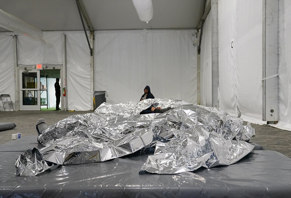 Biden’ın başkanlık koltuğuna oturduğundan beri göçmen merkezine gazetecilerin alınmadığı belirtildi. Çocukları temsil eden avukat ise kampların sıkış tıkış olduğunu bildirdi.   Öte yandan, ABD -Meksika sınırında son aylarda bekleyen göçmen sayısında keskin bir artış olduğu kaydedildi. ABD hükümeti ise  Orta Amerika'daki yaygın yoksulluk ve şiddeti içeren sorunun temel nedenlerini ele almak için Meksika ve Guatemala ile çalışmak istediğini açıkladı.