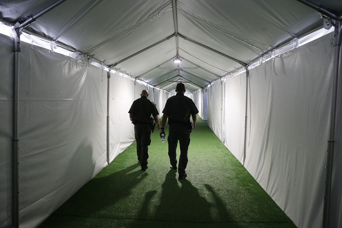 Psaki, ABD sınır kapılarına gelen refakatsiz çocukların sayısının artmasıyla ilgili özel endişelerin olduğunu ve onların iyiliğinin öncelik olduğunu ifade ederek, Sınırımıza gelen, şiddetten kaçan, zulümden kaçan, korkunç durumlardan kaçan çocuklar bir kriz değil. Bu duruma insanca yaklaşmanın ve tedavi gördüklerinden emin olmanın  bizim sorumluluğumuz olduğunu düşünüyoruz dedi.