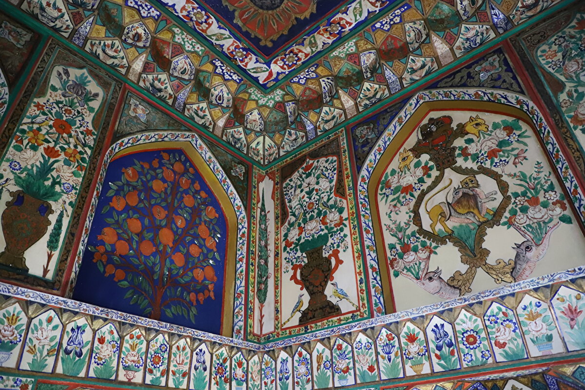 Sarayın önemli özelliklerinden biri de yapımında çivi veya herhangi bir yapıştırıcı madde kullanılmamış olmasıdır.