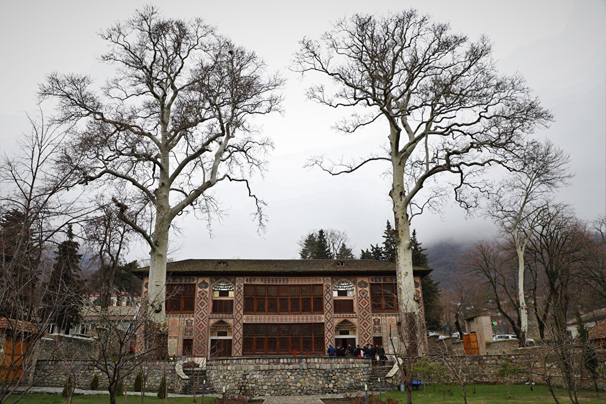 Saray önünde Han Bağı adı verilen bahçede bir havuz yer alıyor. Havuzun iki yanında, yaşı saraydan da eski olan, 1530 senesinde dikilmiş ve halk tarafından Han Çınarı diye isimlendirilen biri 34, diğeri 42 metre yüksekliğinde iki çınar ağacı bulunuyor.