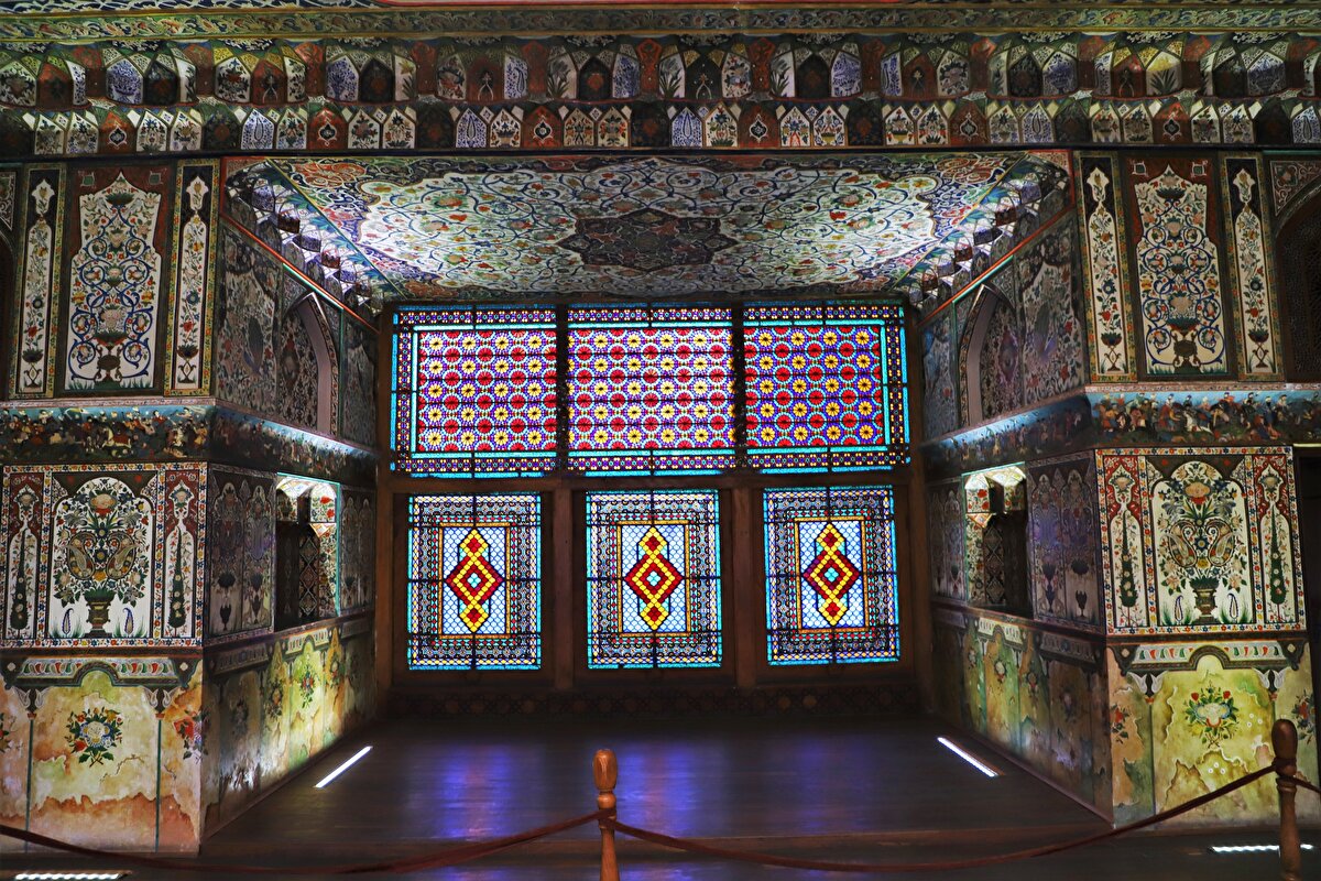 Pencerelerdeki şebekelerin her metrekaresi, birbirine geçmiş 5 bin çıta ve cam parçasından oluşuyor.