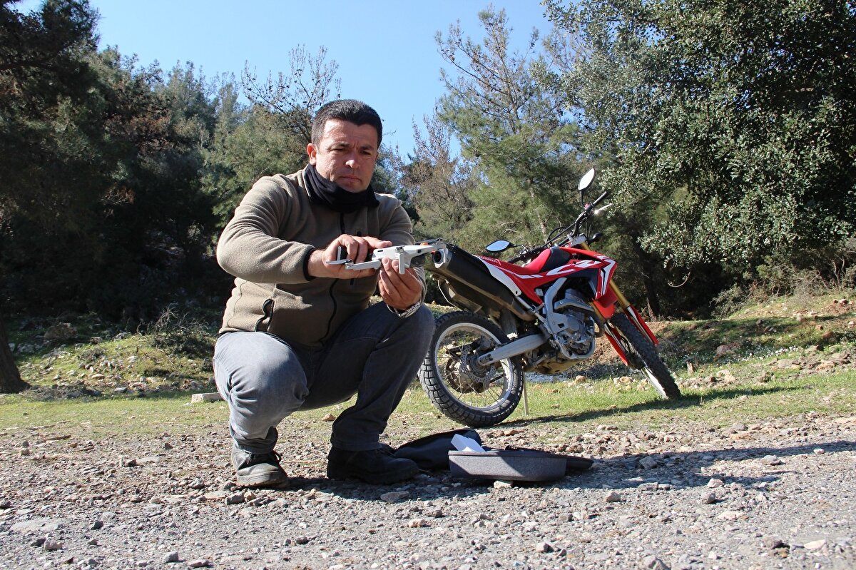 Şimdilerde drone ile kaybolan keçisini dakikalar içersinde buluyor.
