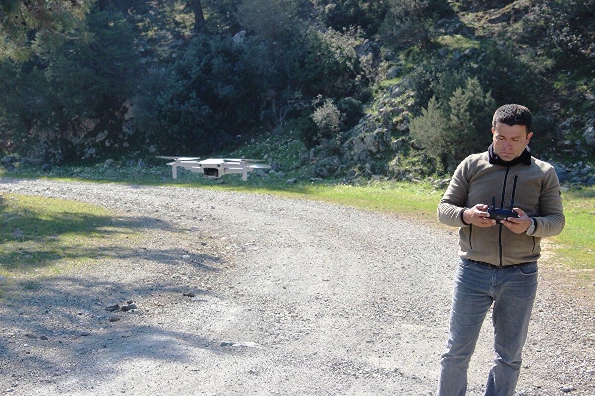 Eskiden motosikletle dağ taş gezerek sürüsünü takip ettiğini ifade eden Cemil Çoban, “Keçi çok zor bir hayvan. Koyun gibi düz merada otlamaz gözü dağda olur. Önce crose motosiklet alarak sürümüzü yönlendirdik. Motosikletin ulaşamadığı yerlere de bir çözüm ararken drone geldi aklımıza. Drone aldım ve şu an kullanıyorum. Hayvanlarımızı yönlendirmede ve kaybolan hayvanlarımızı bulmada çok işimize yarıyor. Zamanımız tamamen hayvancılıkla geçiyor. Kaybolan hayvanlarımızı da bulup drone ile yönlendirebiliyoruz. Kayboldukları bölgeleri tahmin edip drone'u gönderip sesinden korktukları için ahıra doğru yönlendiriyoruz” dedi.
