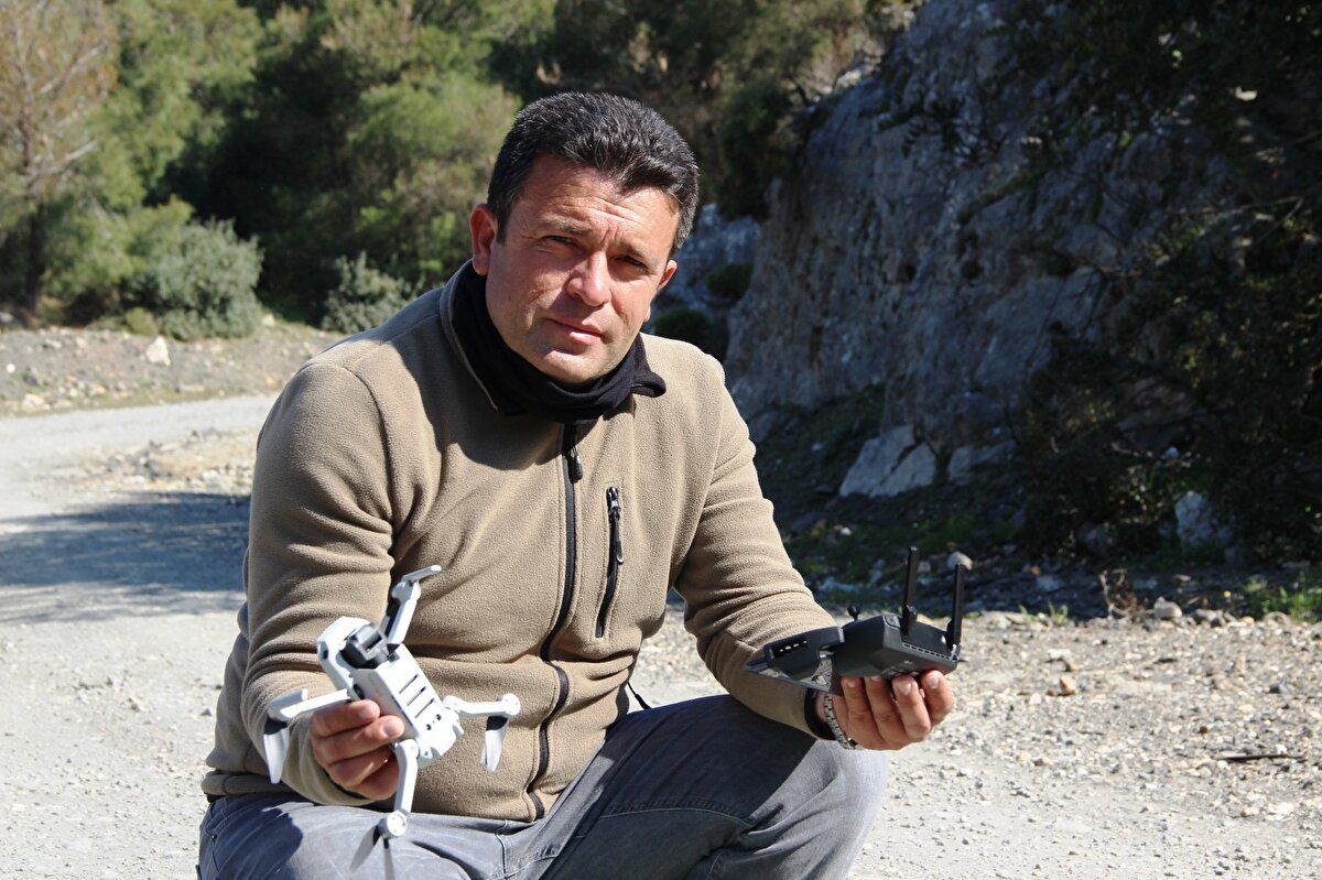 Dağ yoluna kadar motosikletiyle keçilerini başka yöne sapmasını engelleyen Çoban, daha sonra drone ile dağda gezen keçileri 2 saate bir kontrol ediyor.
