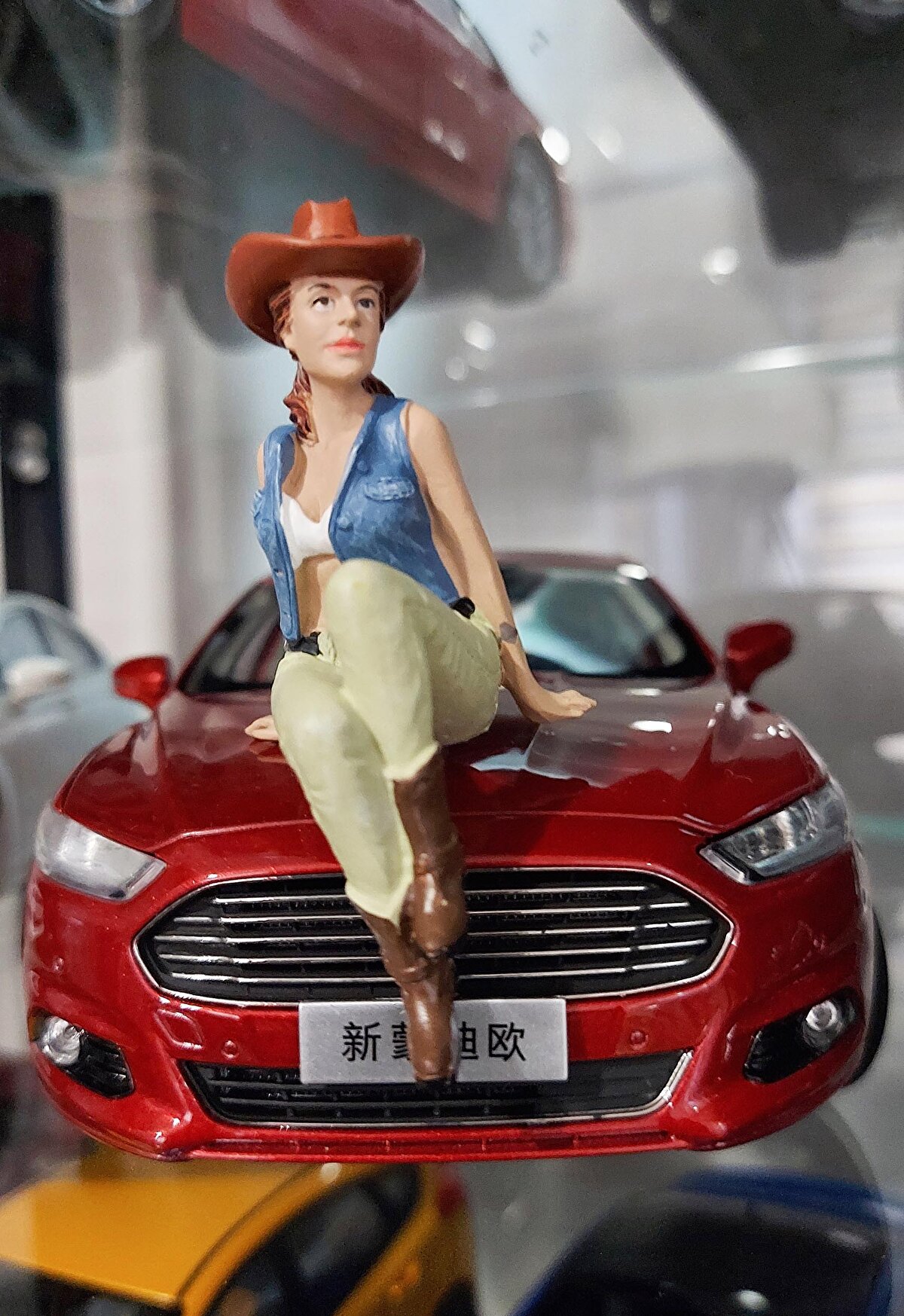 Kendi kullandığı otomobilin maketine de koleksiyonunda yer veren Murat Ergün, "Otomobil tutkusu bende çocukluktan beri var. 90 model aracımız vardı. Arada bir anahtarını alır, gider, içinde otururdum, sürmek isterdim ama ayaklarım yetişmezdi. Babam bazen kucağında direksiyon dersi verirdi. İçimdeki tutku sebebiyle okul hayatı sonrası meslek olarak da otomotiv sektörünü seçtim. Çalıştıkça otomobillere ilgim daha çok arttı. Ben de 5 yıl önce koleksiyona başladım. İlk otomobil modelimi 5 yıl önce satın aldım. Ayda en az 1 maket araç siparişi veriyorum. Şu anda vitrinde 66 maket araç mevcut. Bu vitrini dizmek bana 100 bin TL'ye mal oldu. Koleksiyonumda özellikle kendini kanıtlamış markaların ilgimi çeken modellerine yer verdim. Bunlar daha çok lüks segment diyebileceğimiz markalar ve modelleri. Ayrıca bazı özel seri modeller var. Onların tüm serilerine buldukça yer vermeye çalışıyorum" diye konuştu.