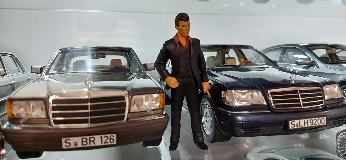 Ergün, çocukluğundan gelen otomobil merakı dolayısıyla bu sektörde işe başladı. Kentte bir firmada satış danışmanı olarak çalışan Ergün, 5 yıl önce otomobil model koleksiyonu oluşturmaya başladı.