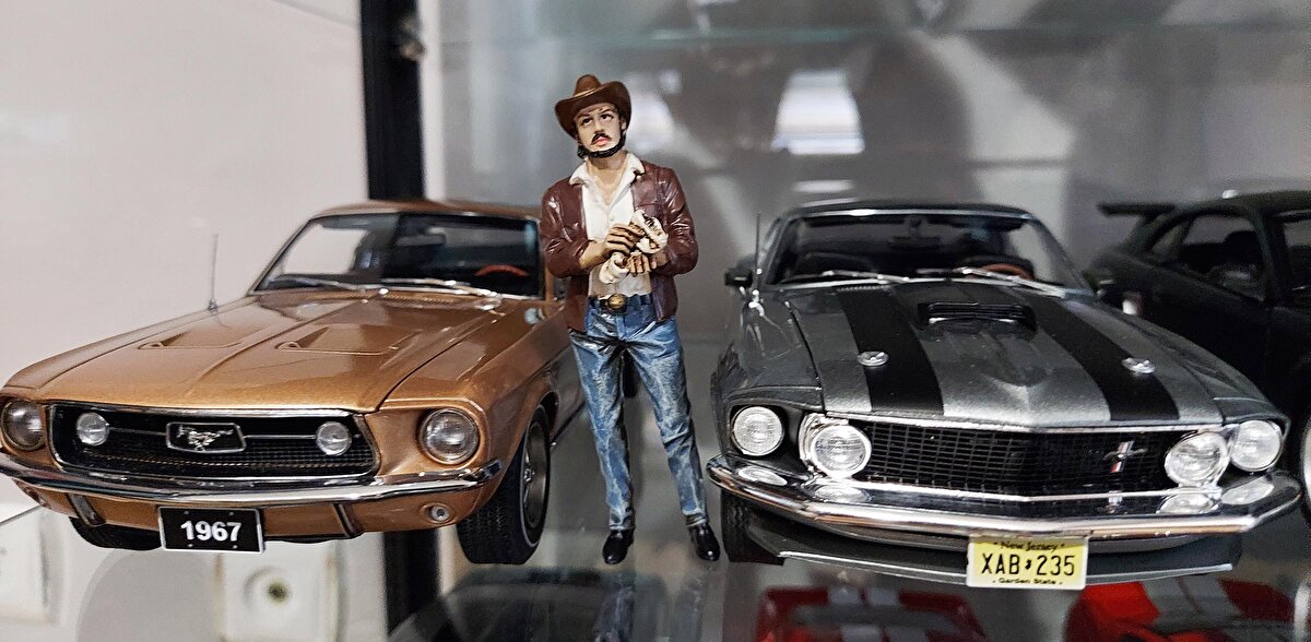 İlk modeli 5 yıl önce satın alan Ergün, daha sonra fırsat buldukça değişik markalarda model otomobilleri satın aldı. Yaklaşık 100 bin lira harcayarak, 5 yılda 66 maket otomobil sahibi olan Ergün, evinde de özel bölüm yaptırdı.