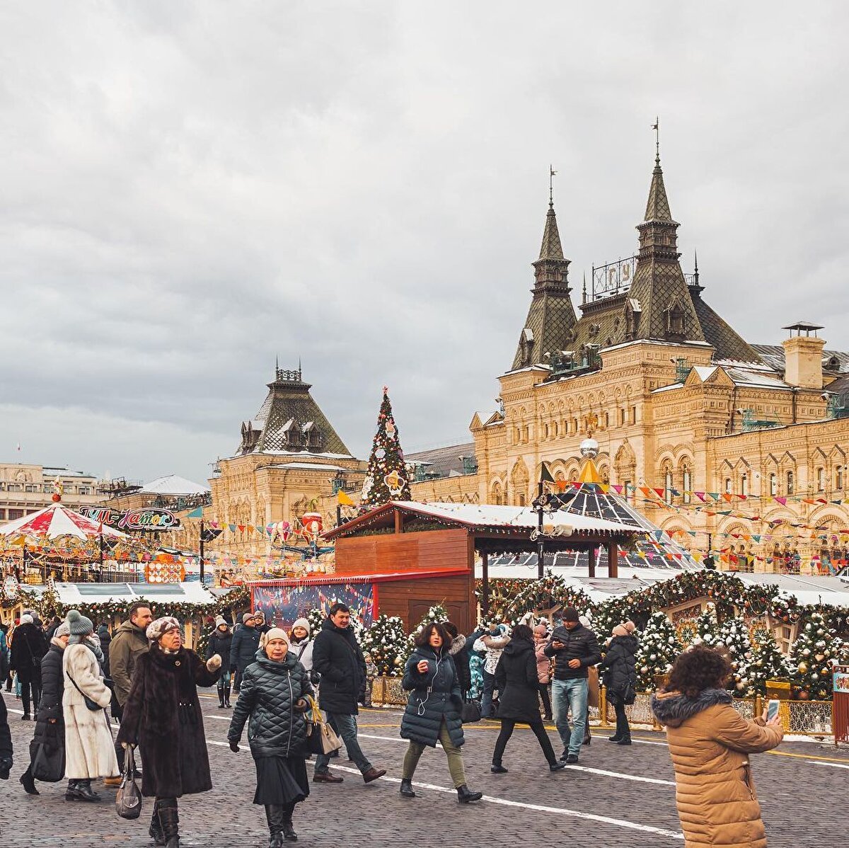 BuradakiTarih Müzesi de kızıl tuğlalardan yapılmış ve görülmeye değer bir müze, vaktiniz olursa gitmenizi öneririz. Meydanda dolaşıp her şeyin tadını tekrar tekrar çıkarabilirsiniz.
