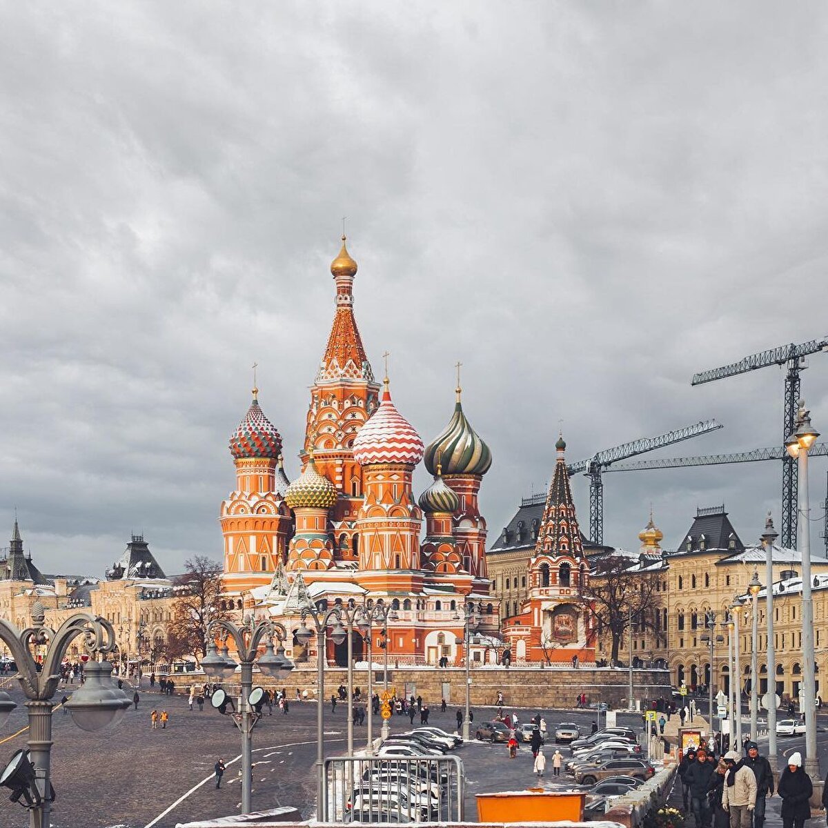 Saraydan çıkınca yürüme mesafesinde olan ve zaman geçirebileceğin Moskova eğlence dünyasının kalbinin attığı yer ise Arbat Caddesi. Adını Arapça “Rabat” kelimesinden alan Arbat Caddesi’nin Ruslar için ise anlamı “Moskova’nın Ruhu”dur. 🧡✨