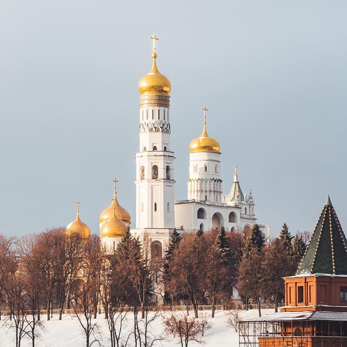 📍Moskova’da şehir merkezindeki binalar genellikle çok ihtişamlı, yüksek tavanlı, dışarıdan estetik görünen, ortalarında avlu olan kocaman binalar. Ancak bu kocaman binaların arasında 7 tanesi var ki, “Seven Sisters of Moscow” yani Moskova’nın Yedi Kız Kardeşi olarak biliniyor. Özellikleri aynı zamanda 26-32 kat arası değişen yükseklikleriyle Moskova’nın en yüksek binaları olmaları.⠀
