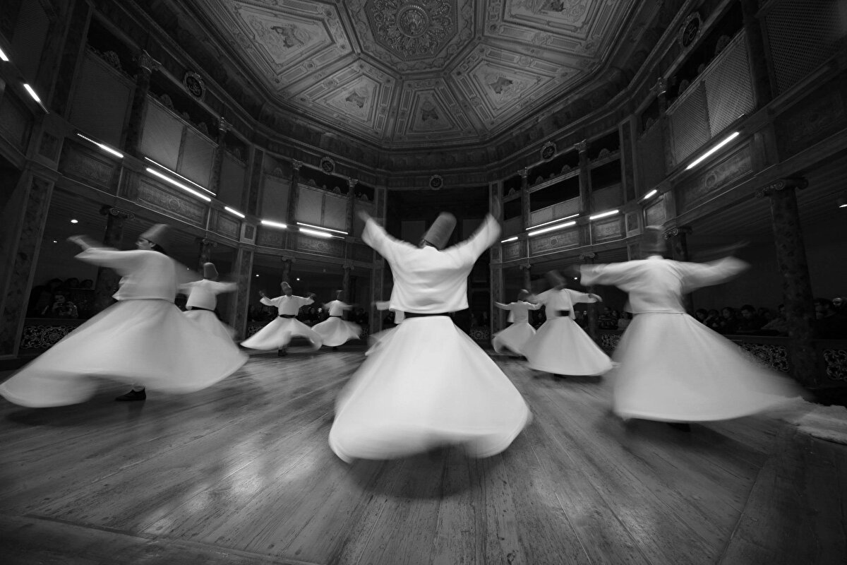 Semazen Dünyası Sergisi: Galata Mevlevileri'nin sunduğu Sema Gösterisi ve Semazen Dünyası Sergisi, nisan ayında Hocapaşa Kültür Merkezi'nde gerçekleşiyor.