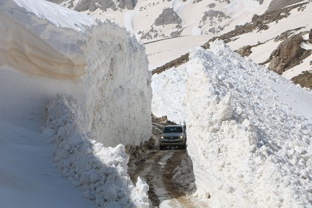 İl Özel İdaresi'ne bağlı Yüksekova Şantiye Şefliliği karla mücadele ekipleri, çığlar ve çukur alanlarda rüzgarın etkisiyle kar kalınlığının yer yer 7 metreyi aştığı bölgede, 7 gündür çalışma yürütüyor.